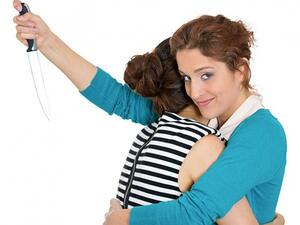 بعض الصديقات لن يتأخرن عن طعنك في الظهر