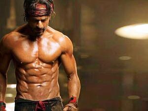 يبلغ شاه روخ خان 49 عاما وهو دون السينما الهندية 