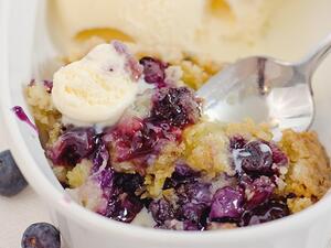 كعكة التوت الأزرق السهلة