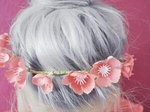 استخدام الاكسسوارات يضيف لمسة عصرية لشعرك الأبيض