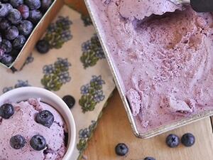 مثلجات اللبن الرائب والتوت الازرق