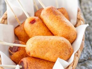 نقانق مقلية "كورن دوغ"