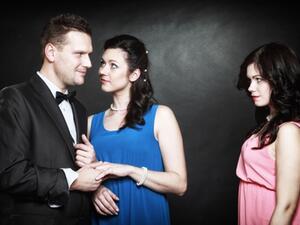 يتصرف الرجل بطريقة مختلفة عندما يشعر بأن مركزه كرجل مهدد 