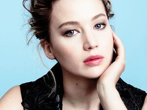 هذا وظهرت نجمة فيلم"هنغر غيمز"، بماكياج برونزي للعيون، وبودرة خدود مرجانية