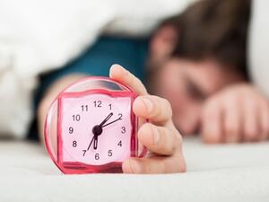 هل تأخير الدوام يساعد في الحصول على ساعات نوم أطول؟