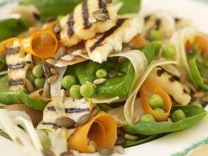 سلطة الحلوم المشوية مع السبانخ وبذور دوار الشمس