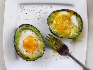 قوارب الأفوكادو بالبيض