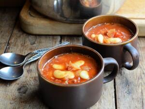 حساء الفاصولياء البيضاء مع الطماطم