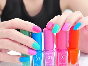 أنت بحاجة الى طلاء أظافرك بلون واحد ولكن بظلال مختلفة لكل ظفر