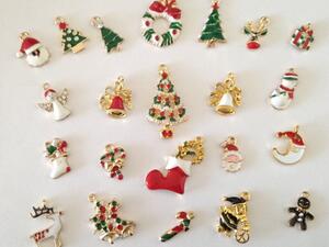 تزيني باكسسوارات ومجوهرات مستوحاة من الكريسماس 