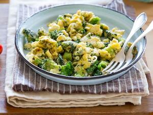 لفطور شهي عجة البيض بالجبن والبروكلي