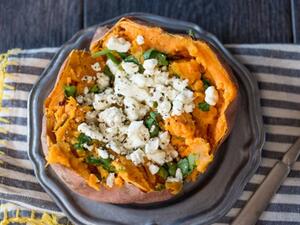 قوارب البطاطا الحلوة بالخضار والفيتا