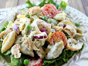 سلطة التونا والمعكرونة الخفيفة