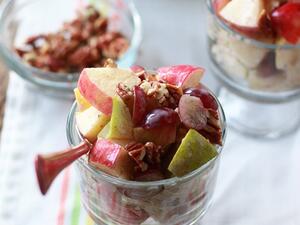 سلطة فاكهة الخريف مع القرفة واللبن الزبادي