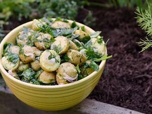 سلطة بطاطا بالخضراوات