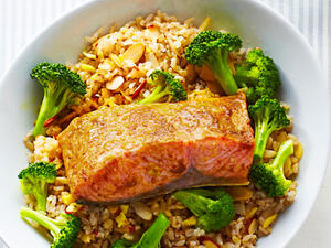 سمك السلمون وأرز الزنجبيل