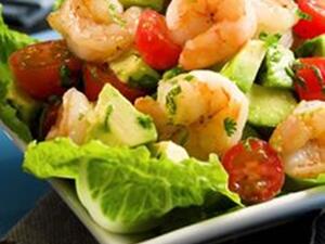 قوارب الخس بالروبيان والأفوكادو والمانجو