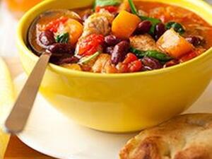 شوربة خريفية دافئة ومنعشة وغنية بالمكونات الطازجة والغنية بالنكهات