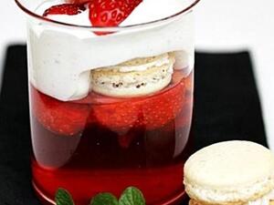 حلوى ترايفل الفراولة والمكرون