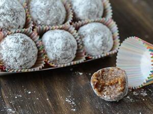 حلوى اللوز بالتمر والسكر