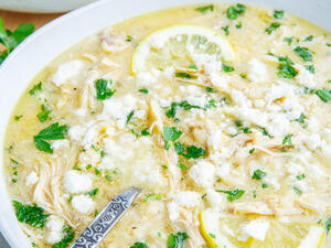 شوربة الدجاج اليونانية