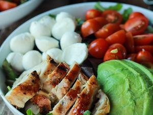 سلطة الأفوكادو والدجاج مع صلصة الخل البلسمي