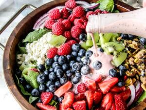 سلطة السبانخ مع التوت بالفيتا وبذور الخشخاش