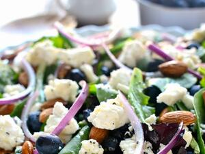 سلطة الفيتا بالتوت الأزرق والليمون