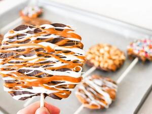 شرائح التفاح بالكراميل والشوكولاتة للأطفال