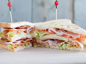 كلوب ساندويتش بالديك الرومي