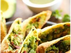 لفائف الأفوكادو برقائق البيض
