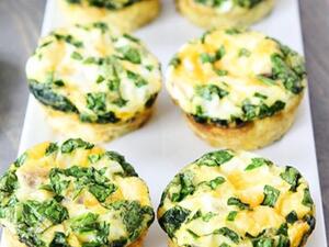 فطائر البيض مع السجق، والسبانخ، والجبن