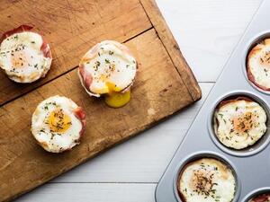 أكواب البيض بشرائح اللحم المقدد