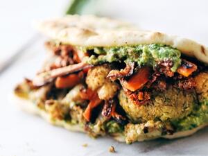 فلافل حارة بخبز النان