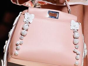 حقائب وردية وأخرى مخيطة في عرض فيندي الجديد