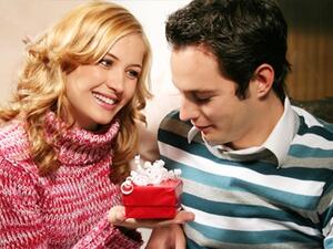 هناك الكثير من الهدايا الرائعة والرمزية غير الدببة الظريفة والوسائد على شكل قلوب حمراء