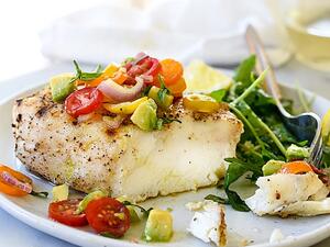 الهلبوت المشوي مع صلصة الطماطم الأفوكادو