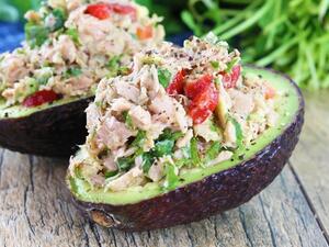 قوارب التونة المحشوة بالافوكادو