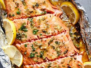 سمك السلمون بالزبدة والثوم والعسل