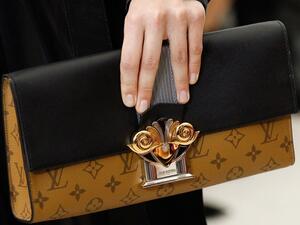 شعار وقفل ذهبي من المجموعة الجديدة 