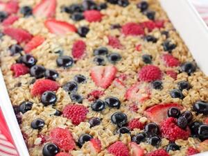 طبق الشوفان بالتوت البري والفانيليا