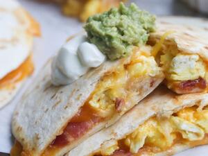 كيساديلاس محشو: وجبة فطور مكسيكية 