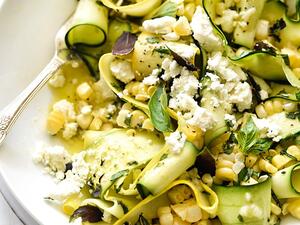 سلطة الكوسا الطازجة والذرة بصلصة الخل   