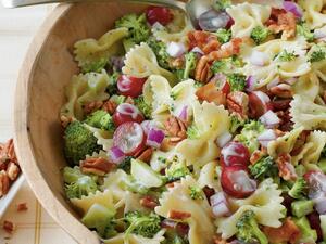 سلطة الباستا والبروكلي، والعنب