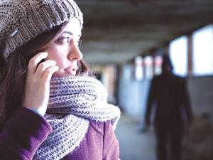 إذا شعرت بوجود شخص غريب يتتبع خطواتك، فمن الأفضل أن لا تتجاهل الأمر، وتتخذ تدابير صارمة