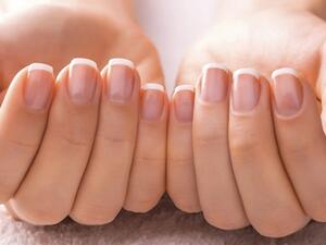 استخدمي طلاء مقوي للاظافر لحمايتها من الجفاف