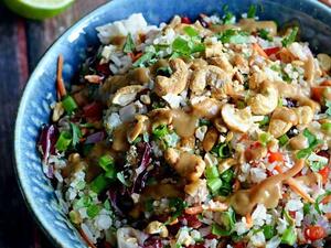 الأرز التايلاندي بالكاجو وجوز الهند مع صلصة الزنجبيل