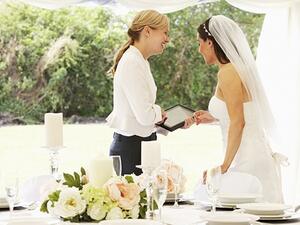 ينبغي أن تكون العلاقة مع منظم حفلات الزفاف شفافة وصريحة بكل التفاصيل