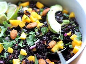 سلطة المانجو والأفوكادو بالأرز الأسود