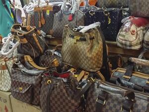 الحقائب الفاخرة لا تأتي مع بطاقات جلدية